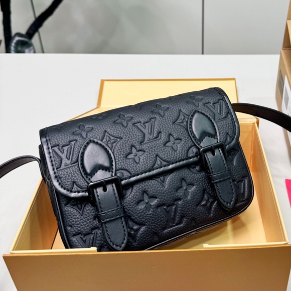 Louis Vuitton. Handbags - LOUIS VUITTON new lv bag